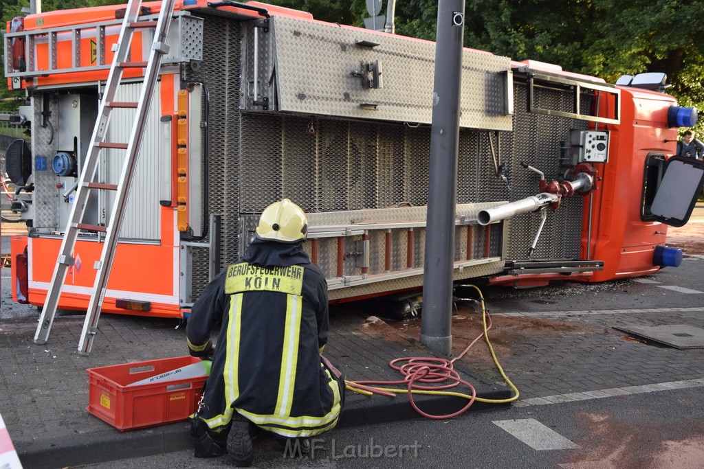 TLF 4 umgestuerzt Koeln Bocklemuend Ollenhauer Ring Militaerringstr P072.JPG - Miklos Laubert